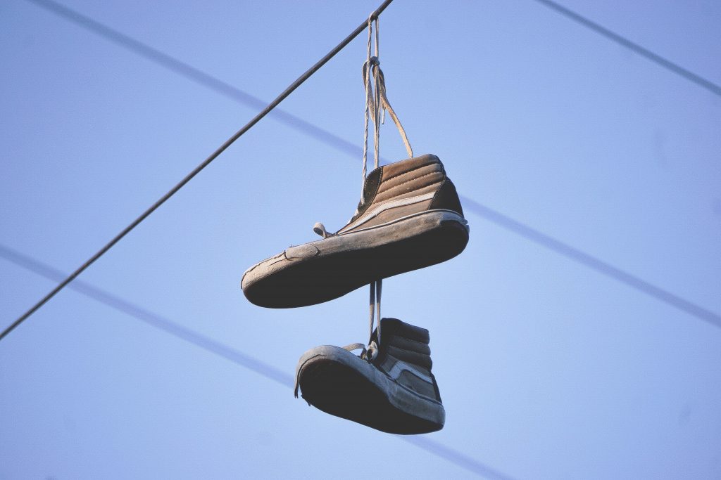 schoenen hangen aan kabel